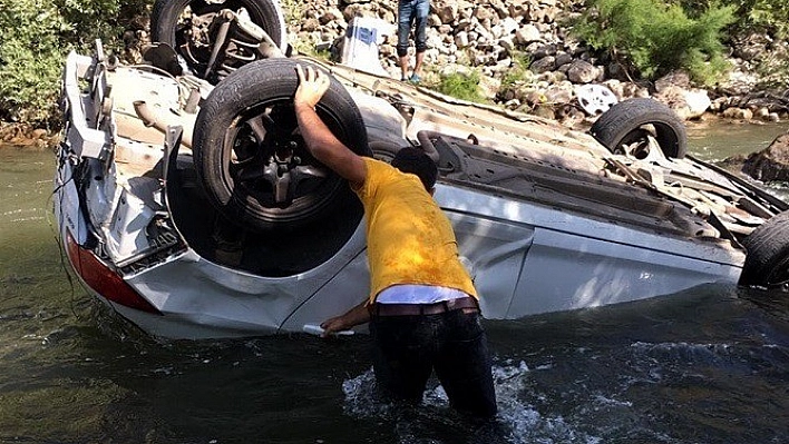 Otomobil çaya uçtu: 1 ölü, 2 yaralı 