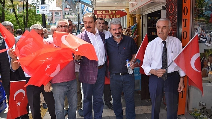 Vatandaşlara bayrak dağıtıldı 