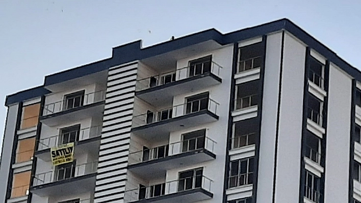 12 katlı binada intihara kalkıştı