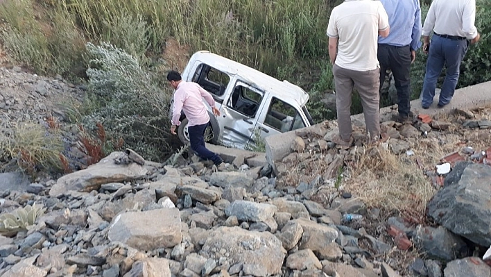 Hafif ticari araç şarampole yuvarlandı:1 ölü, 2 yaralı 