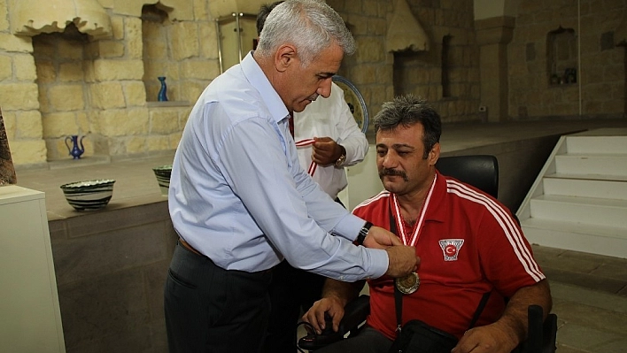 Başkan Güder'den şampiyon sporcuya kutlama 