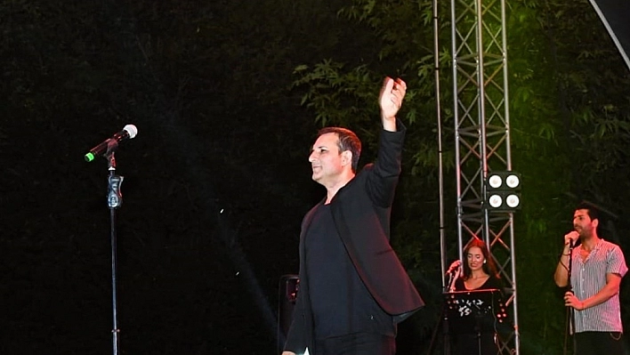 Kayısı festivalinde Rafet El Roman coşkusu 