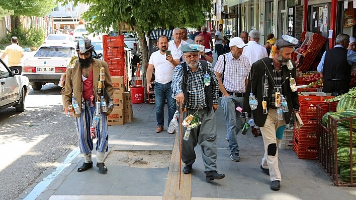 Çevre kirliliğine dikkat çekmek için vücutlarına astıkları çöplerle sokakları gezdiler 