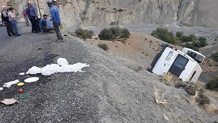 Palu da Minibüs şarampole yuvarlandı: 10 yaralı