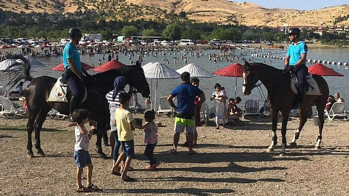 Atlı Devriye, Hazar Gölü Plajı'na İndi