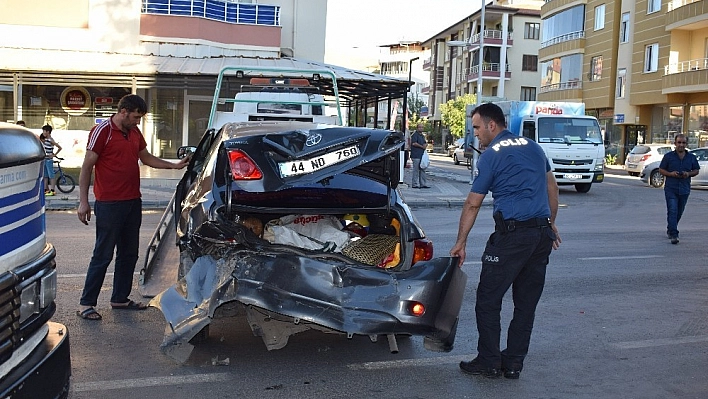 Çarptığı sürücüyü altına alarak sürükledi, aracını bırakıp kaçtı 