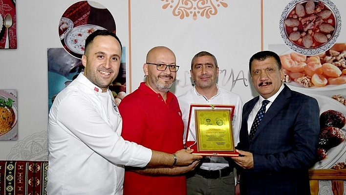 Başkan Gürkan Gürkan'dan kayısı reklamına plaket 
