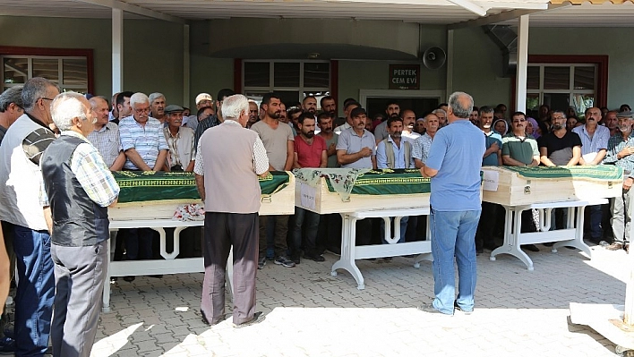Kazada hayatını kaybeden anne, baba ve oğul son yolculuğuna uğurlandı 