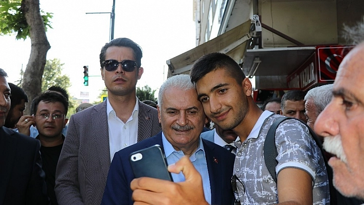 Binali Yıldırım meyan şerbeti içti, vatandaşa kayısı dağıttı 