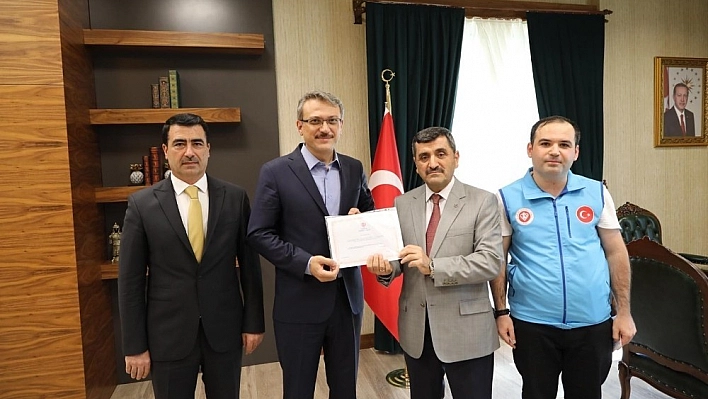 Vali Ekinci, kurban bağışında bulundu 
