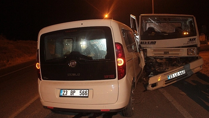 Elazığ'da pikap ile hafif ticari araç çarpıştı: 6 yaralı 