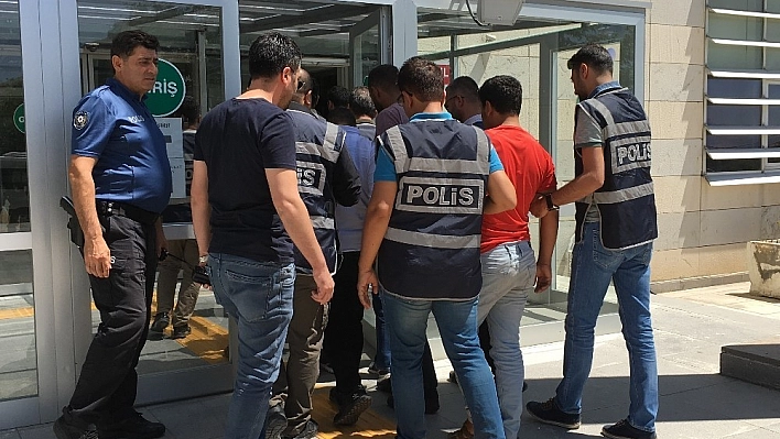 Sahte Polis Oldular, Gerçek Polislere Yakalandılar