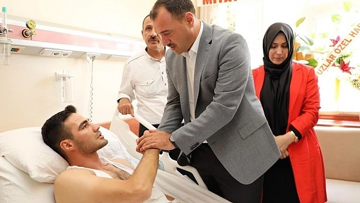 Vali Kaldırım, Yaralı Teğmeni Ziyaret Etti