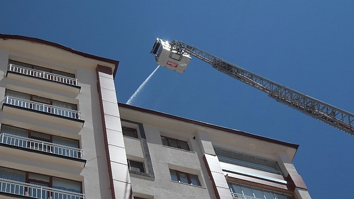 Elazığ'da 12 katlı binanın çatı katında yangın 