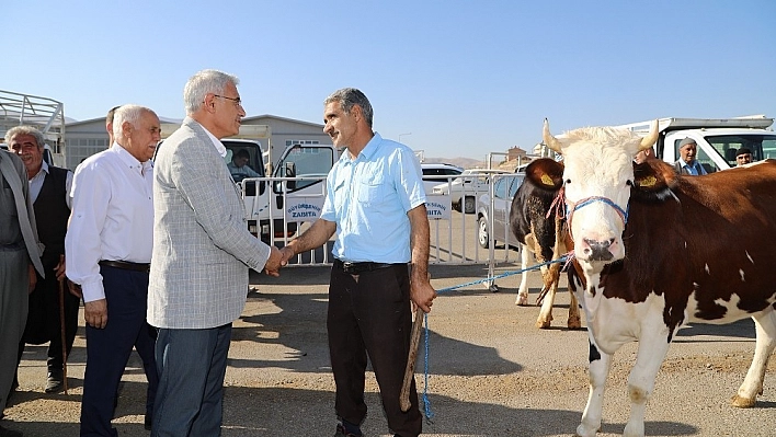 Başkan Güder hayvan pazarını ziyaret etti 