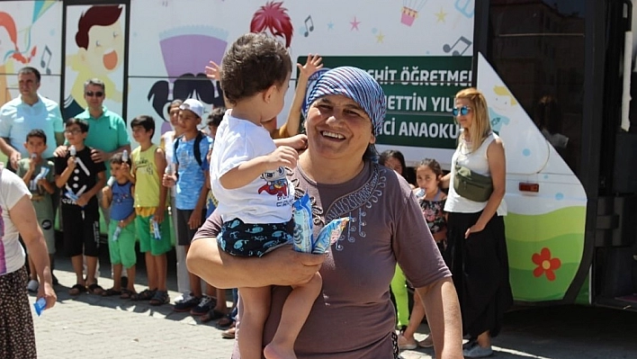 Şehit öğretmen anısına yapılan gezici okuldaki çocuklara oyuncak ve dondurma sürprizi 