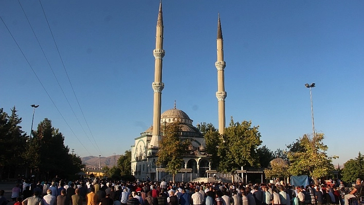 Malatya'da bayram namazında camiler doldu taştı 