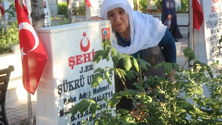 Malatya'da şehitlikte hüzünlü bayram 