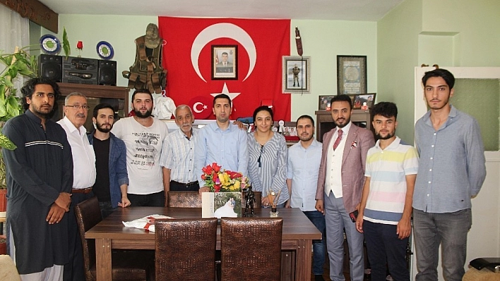 Öğrencilerden şehit babasına bayram ziyareti 
