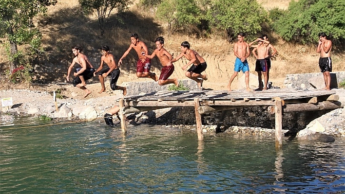 Deniz yerine göl, gitar yerine saz, Ege değil Tunceli 