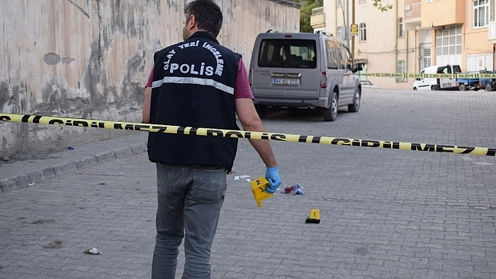 Çocukları gösterilmeyince silahla kendini yaraladı 