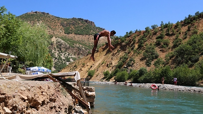 Sıcaklar arttı, Munzur ve Pülümür çayı serinlemek isteyenlerle doldu 
