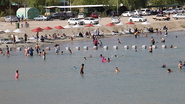 Sıcaktan bunalanlar Hazar Gölü'nde serinliyor