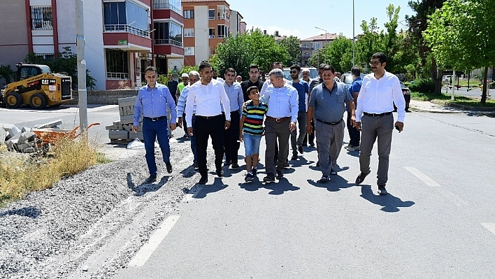 Başkan Çınar, kaldırım yenileme çalışmalarını inceledi 
