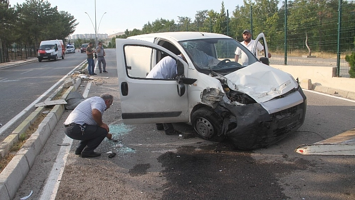Karşı şeride geçip otomobile çarptı