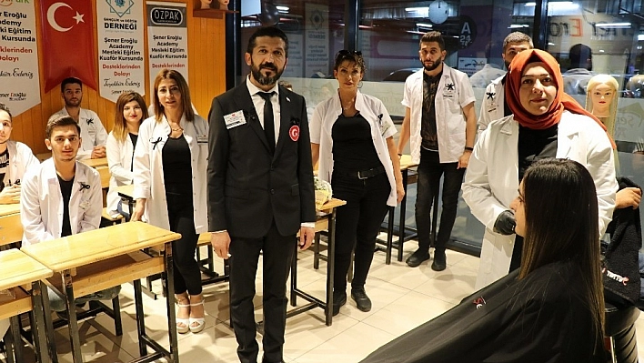 Kadına şiddet siyah kurdele ile protesto edildi 