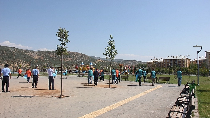 Bingöl'de hükümlüler, çevre temizliği yaptı 