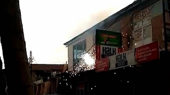 Şiddetli rüzgar yangına neden oldu 