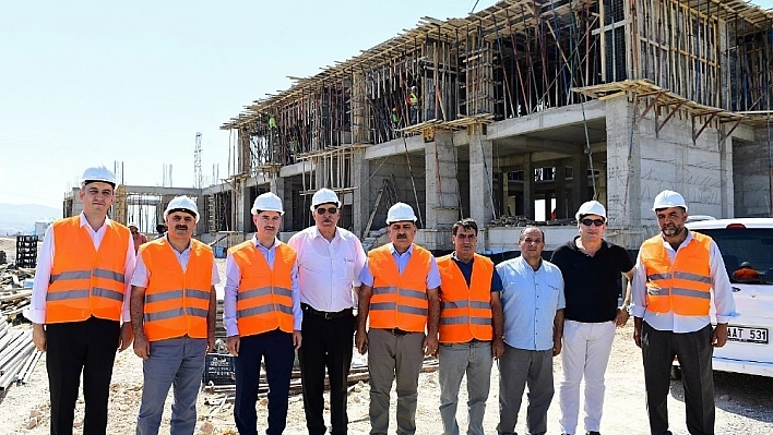 Çınar, yapımı devam eden Gençlik Merkezi'ni inceledi 