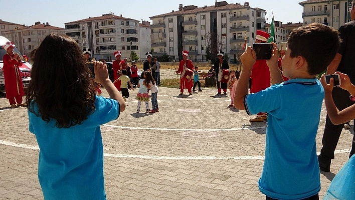 Öğrenciler Şehir Turu Atıp Okula Başladılar