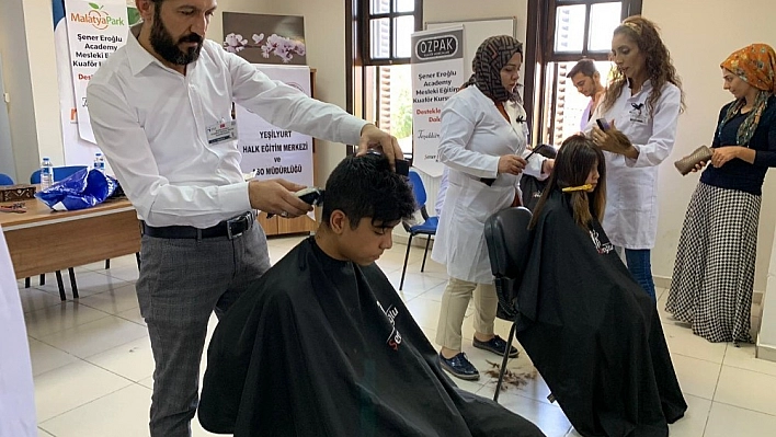 Öğrencilere okul öncesi ücretsiz saç kesim jesti 