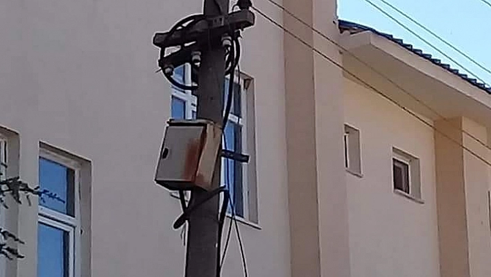 Hindi elektrik direğinde mahsur kaldı, ekipler kurtardı 