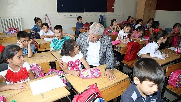 Başkan Güder, öğrencileri ilk eğitim gününde yalnız bırakmadı 