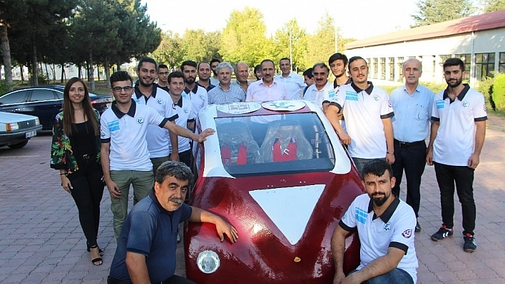 Öğrenciler Elektrikli Araç Yaptı