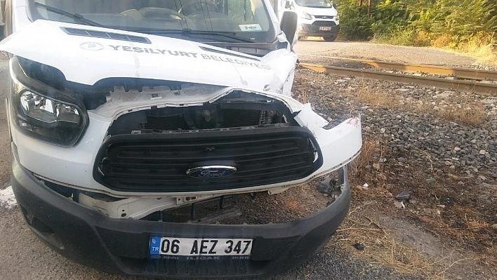 Tren kamyonete çarptı, 1 yaralı 