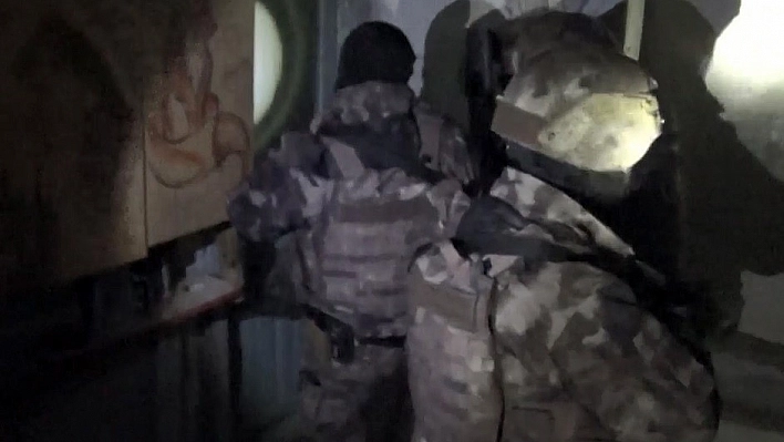 Elazığ'da PÖH Kapıları Kırdı Zehir Tacirleri Yakalandı