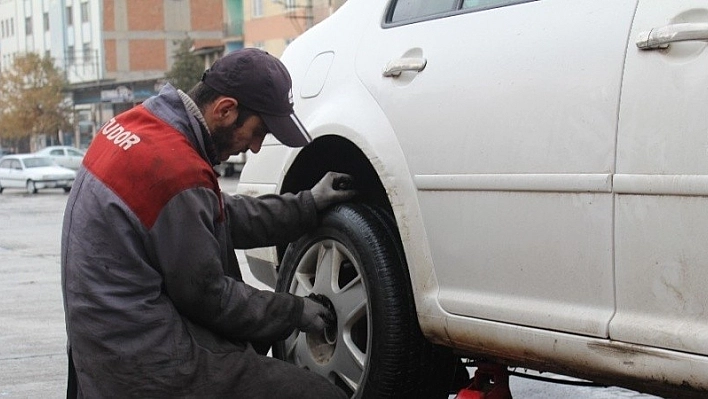 Oto Lastikçileri Kış Mesaisine Başladı