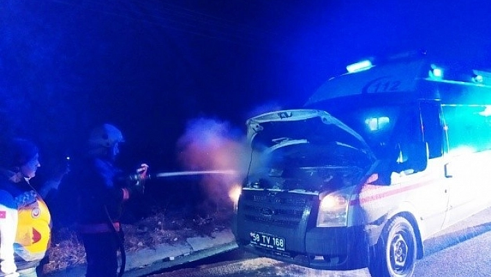 Seyir Halindeki Ambulans Alev Aldı