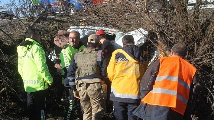 Direksiyon Hakimiyetini Kaybederek Ağaçların Arasına Girdi