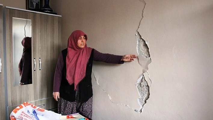 Canlarını Tehlikeye Atarak Eşyalarını Çıkarıyorlar