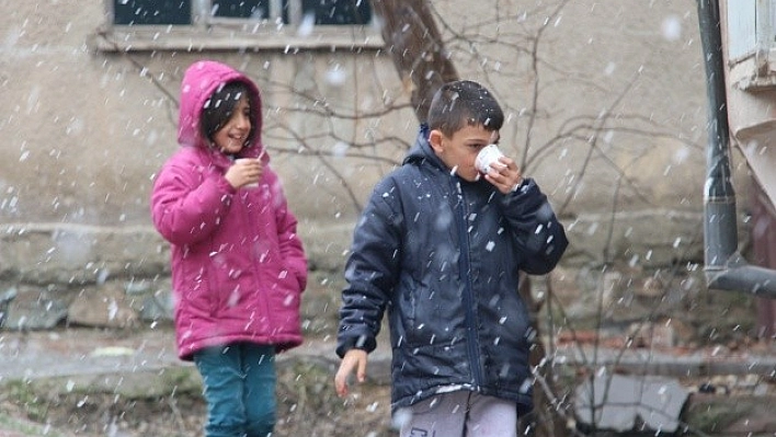 Depremin Merkezinde Kar Yağışı Başladı