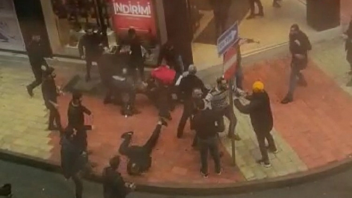 Elazığ'da Cadde Ortasında Sopalarla Kavga!