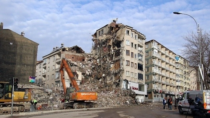 Elazığ'da Hasarlı Binalar Yıkılıyor