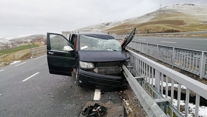 Elazığ'da Minibüs Bariyere Çarptı: 3 Yaralı
