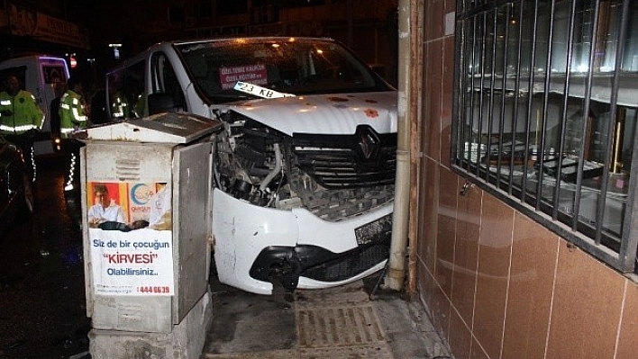 Minibüs İle Otomobil Çarpıştı: 3 Yaralı