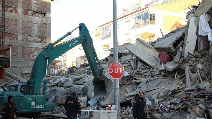 Enkaz altındaki 65 yaşındaki kadına ulaşılmaya çalışılıyor